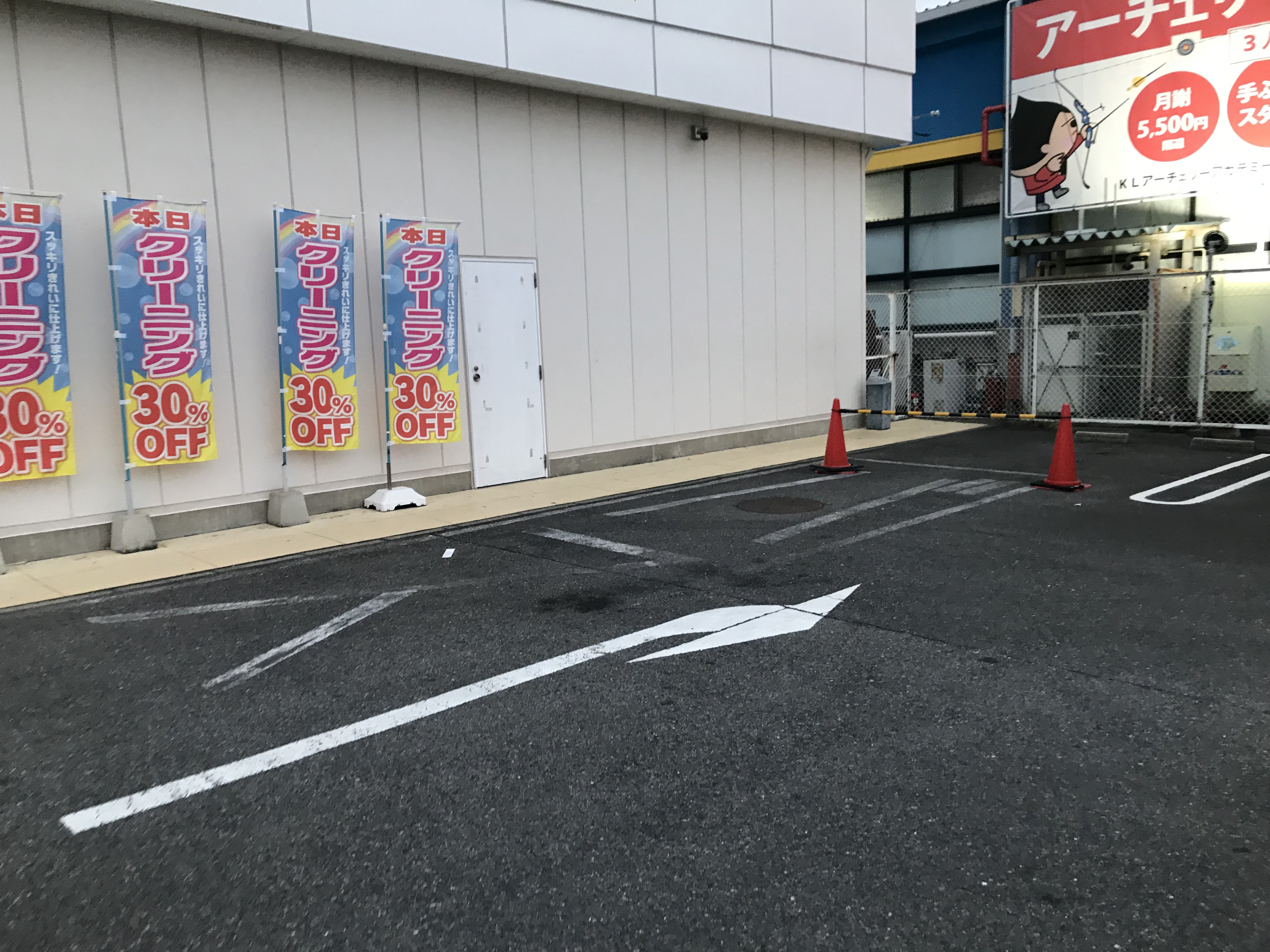 西友 勝川店】1階 駐車場 キッチンカー・コーヒーテイクアウトや