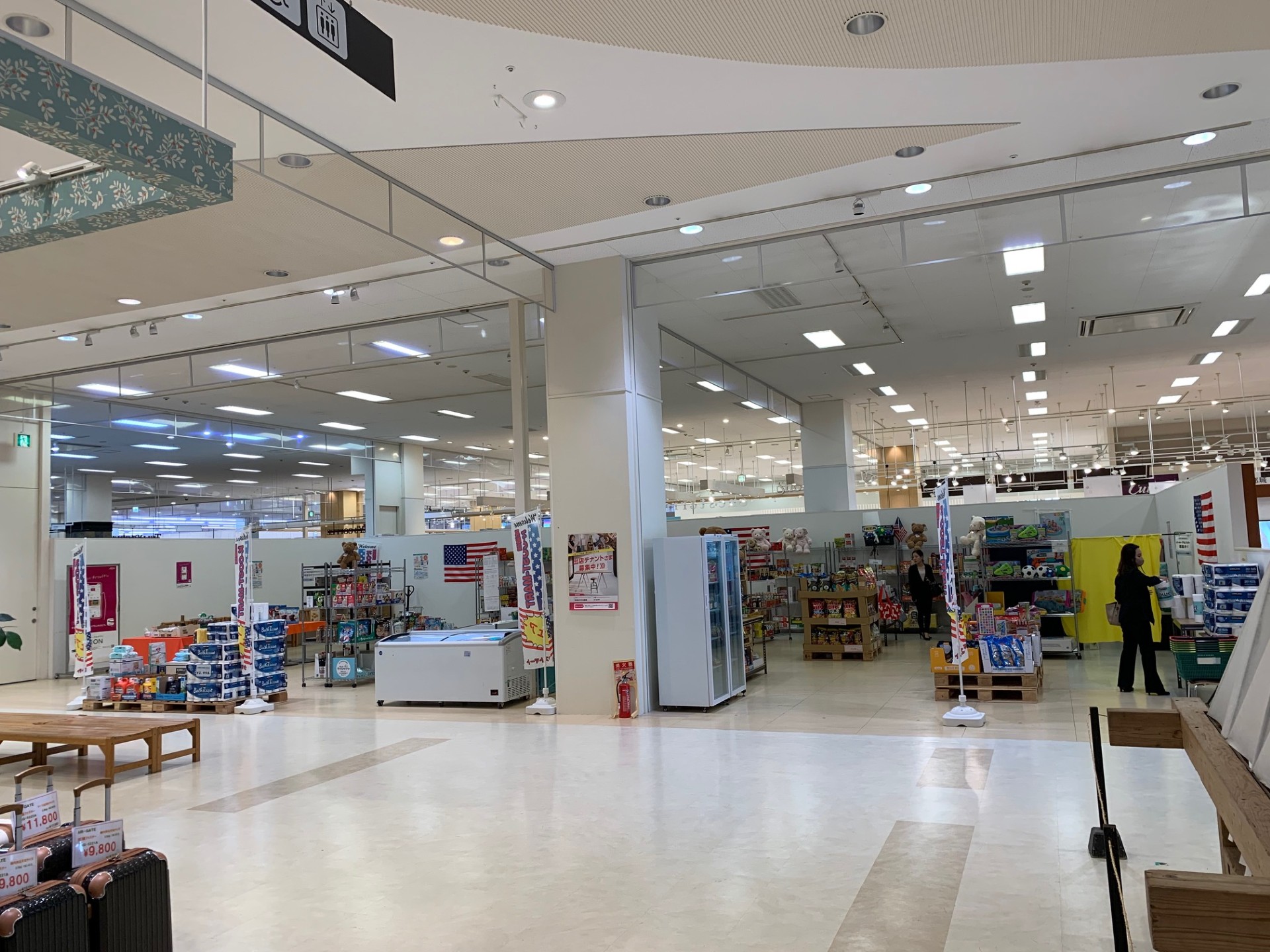 イオン都城ショッピングセンター（宮崎県）】1F 専門店街入り口近く