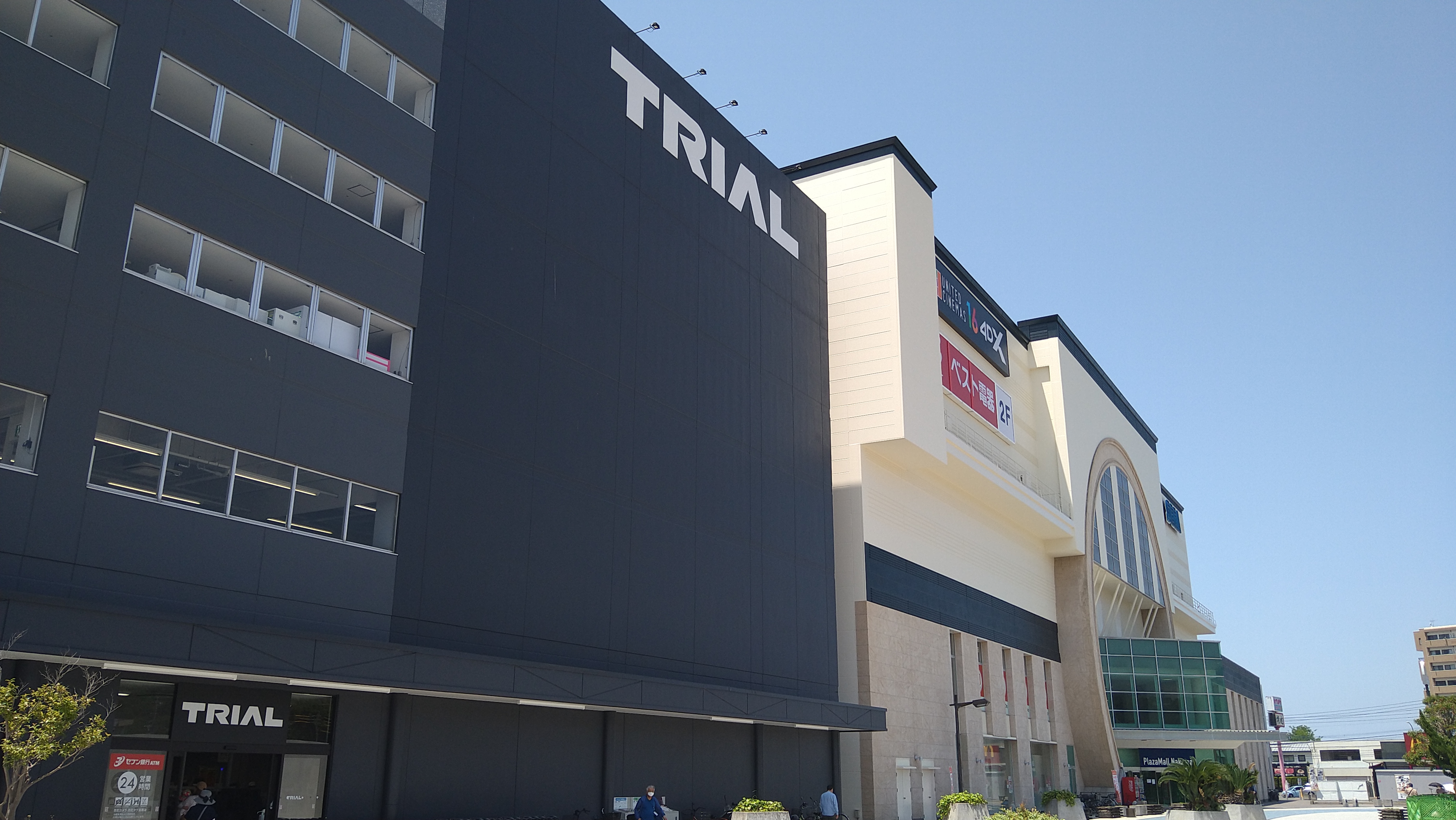 メガセンタートライアル中間店】食物販やPR活動に最適な「③ 連絡通路
